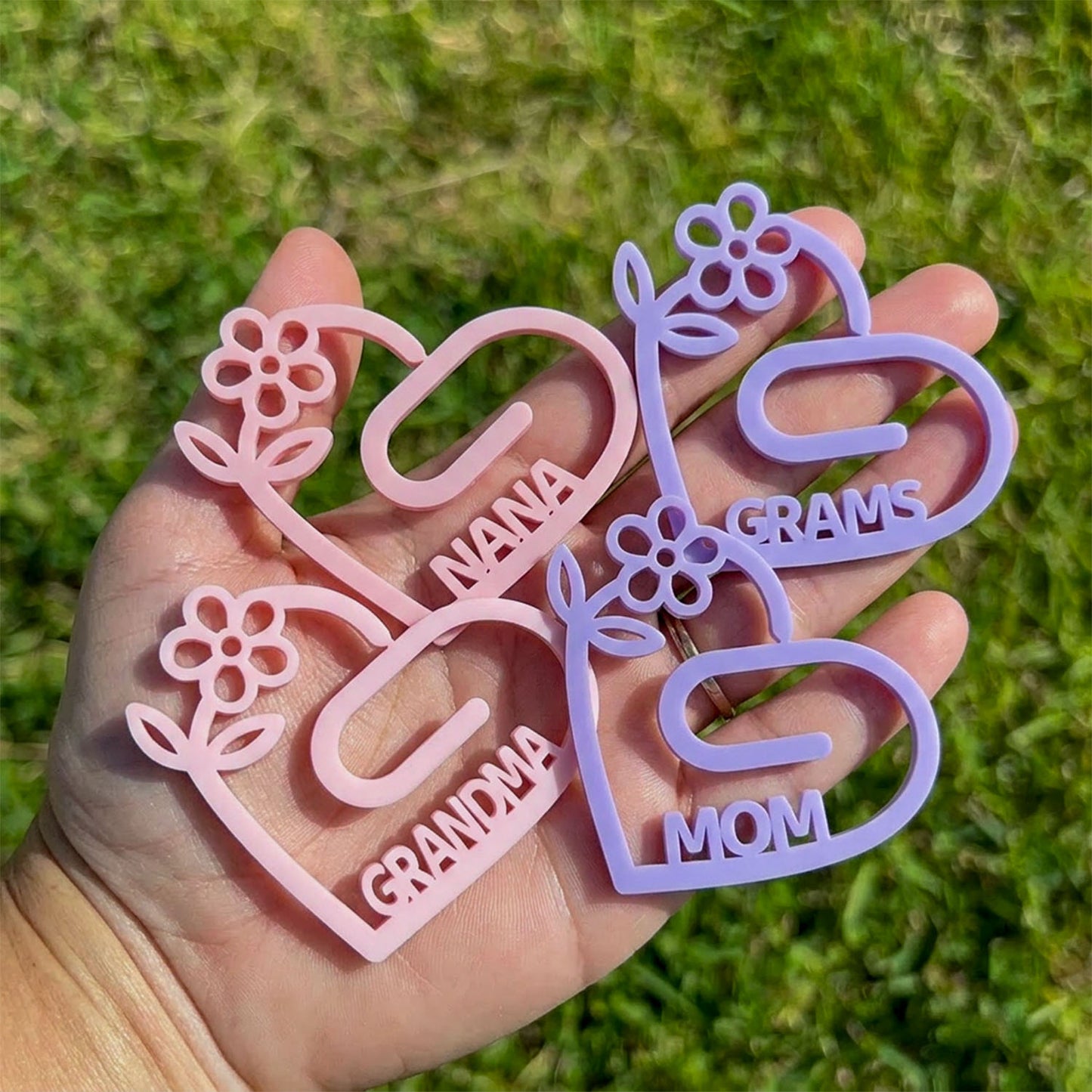 Personalized Heart Flower Jumbo Clip Bookmark, Custom Name Heart Paperclip Bookmark for Mom Grandma Nana, Floral Book Lover Gift, Cute Personalized Reading Accessory