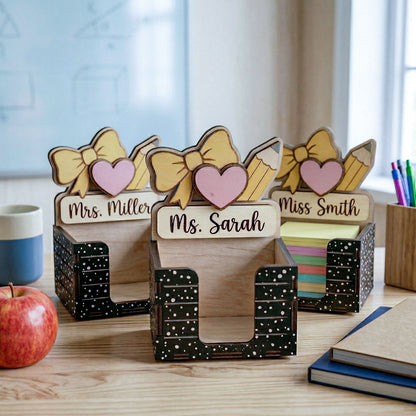 Personalized Teacher Pencil Bow Heart Design Sticky Note Holder, Custom Name Wooden Post It Note Holder for Teacher, Desk Organizer, Back To School Gift, Classroom Desk Decor