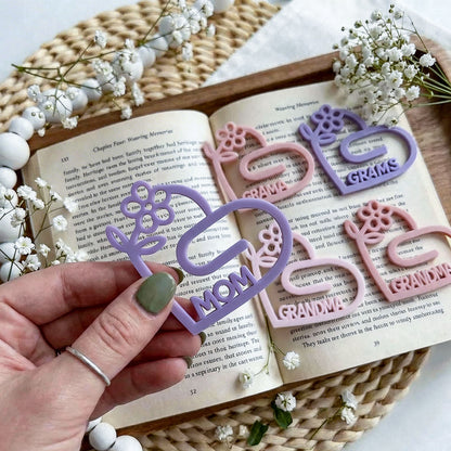 Personalized Heart Flower Jumbo Clip Bookmark, Custom Name Heart Paperclip Bookmark for Mom Grandma Nana, Floral Book Lover Gift, Cute Personalized Reading Accessory
